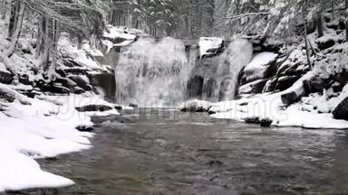 冬季<strong>瀑布</strong>。 小池塘和白雪皑皑的巨石，<strong>瀑布</strong>层层叠叠。 山河的水晶冻水和<strong>声音</strong>。