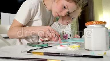 母婴用彩色手指作画.. 与幼儿一起游戏影响幼儿的发展..