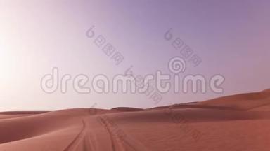 乘坐<strong>越野车</strong>行驶在鲁巴尔卡利沙漠沙滩上的股票录像