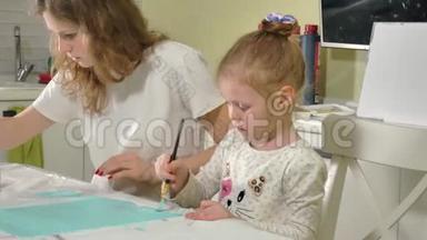 母婴用彩色画笔作画.. 与幼儿一起游戏影响幼儿的发展..