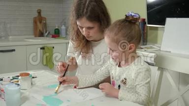 母婴用彩色画笔作画.. 与幼儿一起游戏影响幼儿的发展..