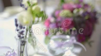 一张用鲜花装饰的结婚晚宴桌