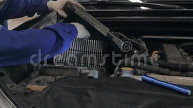 汽车车间的机械员检查油位。 <strong>卡车司机</strong>检查引擎。