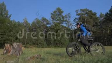 在夏天骑在森林里的胖自行车也叫胖自行车或胖轮胎自行车。