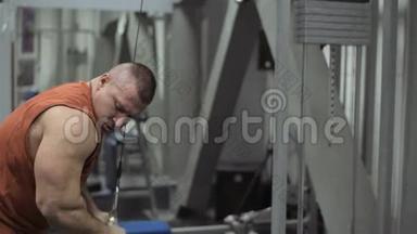 肌肉健美运动员在健身房锻炼。 在健身房锻炼体重的人。