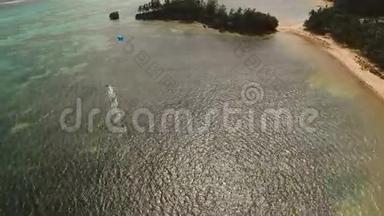 在菲律宾长滩岛和布拉博格长滩岛进行风筝冲浪。