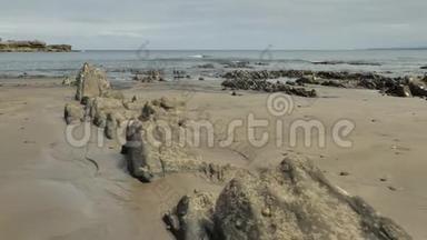 西班牙北部野生大西洋海岸，带有北欧风格自然环境的岩石和沙子