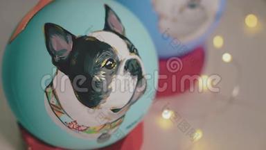 新年装饰球。 女漆在新年舞会上。 手画新年球，狗在球上的肖像。