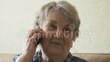 在智能手机上说话的老妇人