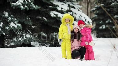 幸福的家庭享受冬天的雪天