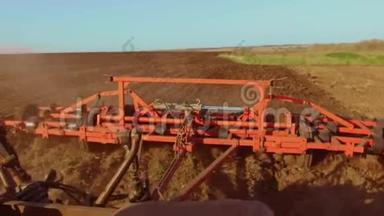 农民在拖拉机上耕作俄罗斯稳定农业、土壤、土地整备土地，播种机作为播种机