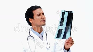 医生在看X光片