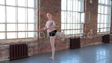 年轻的女<strong>芭蕾</strong>舞演员在<strong>芭蕾</strong>舞班锻炼