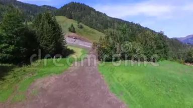 大雨过后，泥石流在奥地利的山坡上留下了疤痕。 欧元