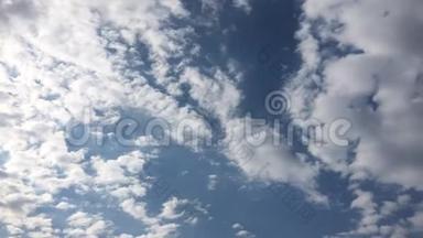 美丽的<strong>蓝天</strong>，有云的背景。 天空云。 天空有云，天气自然云蓝。 <strong>蓝天</strong>上有云彩，