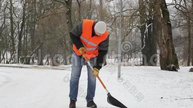 使用雪铲的工人