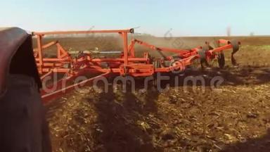 农民在拖拉机上耕作俄罗斯稳定农业、土壤、土地整备土地，播种机作为播种机