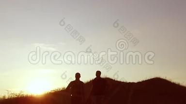 人团游客踏着夕阳剪影山上旅游.. 慢视频游客团体