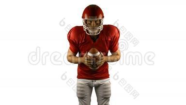 一个红色的美国足球运动员拿着球