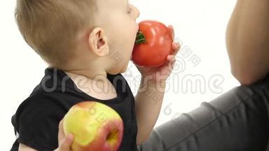 宝贝在吃西红柿，而且是歪的。 白色背景。 慢动作。 关门