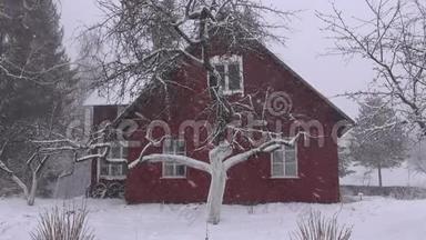 冬天降雪和农舍