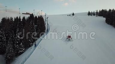 滑雪场滑雪场滑雪场滑雪者攀登山时的无人机鸟瞰图