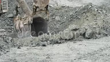 挖土机<strong>正在</strong>挖洞. 挖掘机在地面挖坑进行<strong>施工</strong>或开采.. 采矿和采石场设备