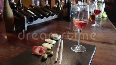 验酒，水<strong>晶</strong>杯，红酒，奶酪，吧台背景.. <strong>酒杯</strong>和奶酪盘。 葡萄酒测试。