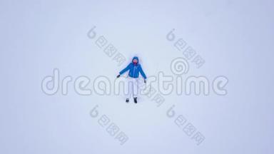 从无人驾驶飞机上观看制作雪天使和在雪中玩耍的女人