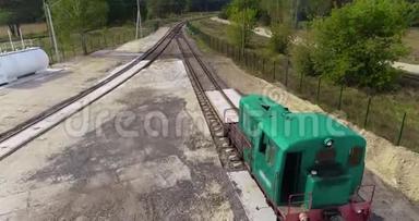 小火车头沿着森林里的铁路<strong>行驶</strong>，绿色火车头沿着森林路空中<strong>行驶</strong>