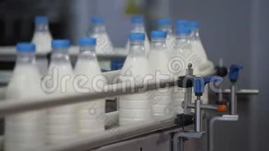 自动生产<strong>线上</strong>运送牛奶的塑料瓶