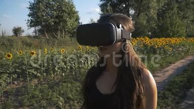 年轻女子使用头戴式户外显示器。 玩游戏使用VR头盔智能手机。