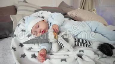可爱的小男孩睡得香甜，婴儿睡得安详，孩子在舒适的气氛中看着梦