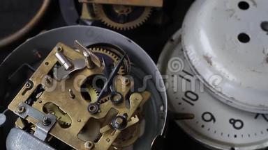 老式时钟机制工作，特写镜头与软焦点。 关闭内部时钟机构。