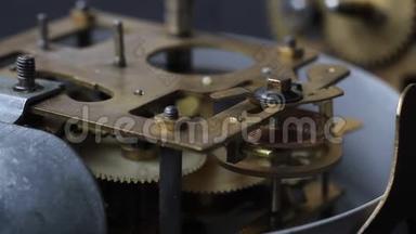 古老的老式时钟机制工作。 老式手表齿轮运动宏观。