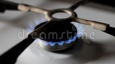厨房燃气灶，燃烧蓝色天然气