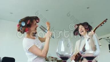 两个滑稽女孩用梳子缓慢地<strong>唱歌</strong>，用电吉他<strong>跳舞唱歌</strong>