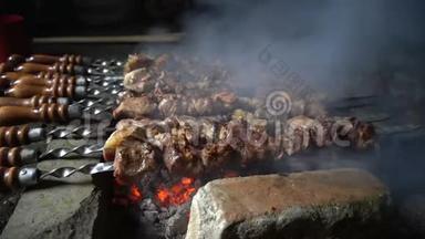 腌制的沙士利克在烧烤架上准备木炭。 东欧流行的Shashlik或Shish烤肉串