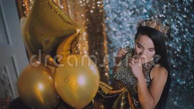 <strong>派对</strong>。 气球。 快乐的黑发女孩带着<strong>金色</strong>的星星气球穿着优雅的衣服。 节日，生日概念