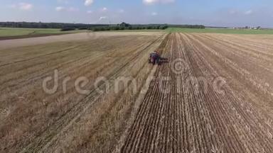 一个农民在一片大片土地上播种玉米的鸟瞰图