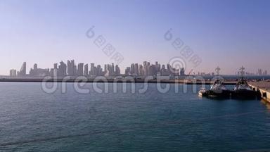 海港和城市视野与摩天<strong>大楼</strong>在地平线上。 有停泊船只的海港。