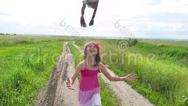 少女时代。 女孩带着一个娃娃少年在大自然的道路上奔跑在田野里。