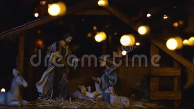 耶稣基督的圣诞<strong>场景</strong>有<strong>大气</strong>灯和蜡烛