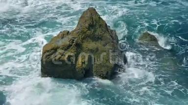 海浪冲破海中的岩石