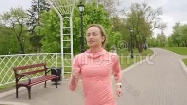 跑步者-女人在户外跑步，训练，减肥的概念。