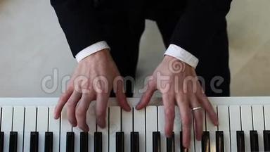 钢琴，双手钢琴演奏音乐.