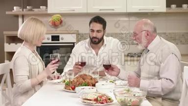 全家人围坐在餐桌旁，吃饭、交流和享受家庭晚餐。