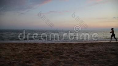 日落时分在地中海海滩上奔跑的运动休闲女孩