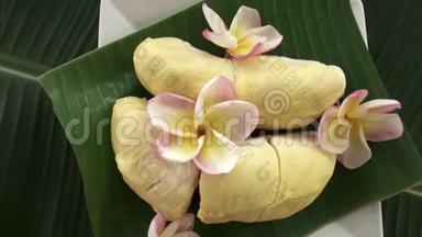 新鲜的生的、异国情调的泰国热带水果榴莲榴莲在香蕉叶上旋转