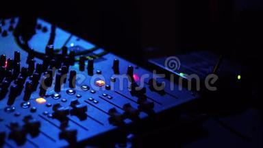 DJ控制器，用于混合夜间派对上的音乐和迪斯科俱乐部的彩色<strong>灯光</strong>。 关闭DJ调音台播放器和<strong>音响</strong>